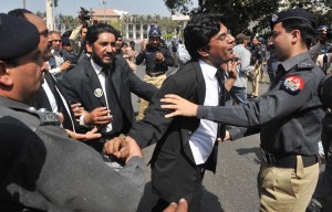 dar-2 Lawyers and police clash in Lahore - photo by Rahat Dar
