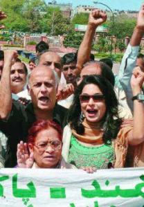 Nirmala Deshpande, with director Mahesh Bhat and Pakistani actress Meera, kicking off the India-Pakistan peace march in New Delhi, March 25, 2005. Photo: S. Subramanium