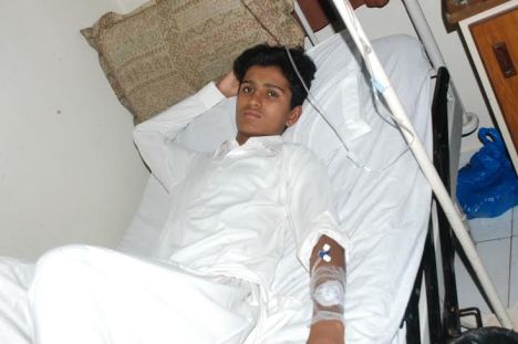 17-yr old Allahdin from Mithi, Tharparkar in hospital in Karachi. Photo: Wahid Khairi