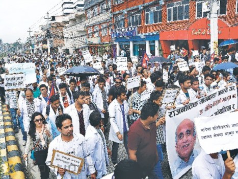 03092015081323doctor_protest-600x0